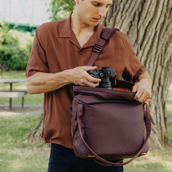 Peak Design Everyday Tote Umhängetasche – 15 l, für Laptop bis 33 cm – Burgund