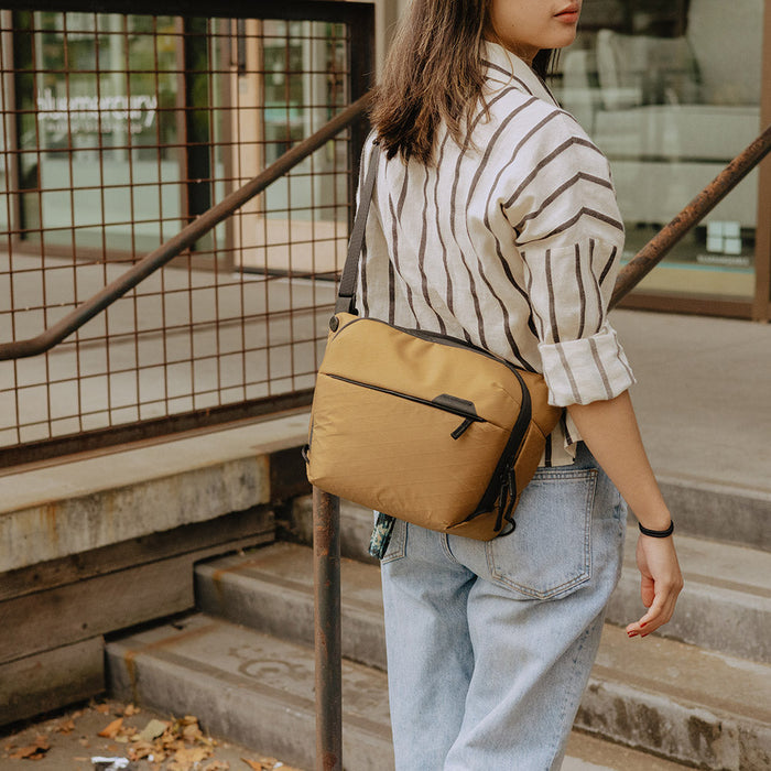 Peak Design Everyday Sling v2 Kameratasche – 6 l, Tablet bis 11" – für DSLR, Drohne, Systemkamera – Braun