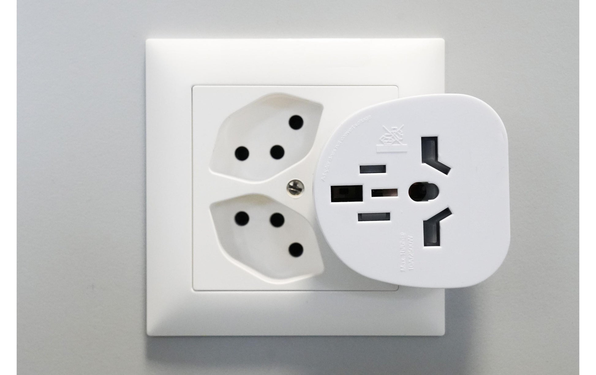 Furber. Reiseadapter – USA zu Schweiz – 10 A/2500 W, 3-polig – weiss