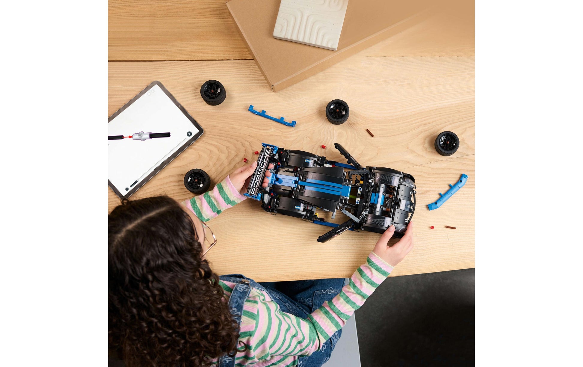 LEGO Technic Porsche GT4 e-Performance Rennwagen – 834-teilig – 15 × 10 cm – ab 10 J.