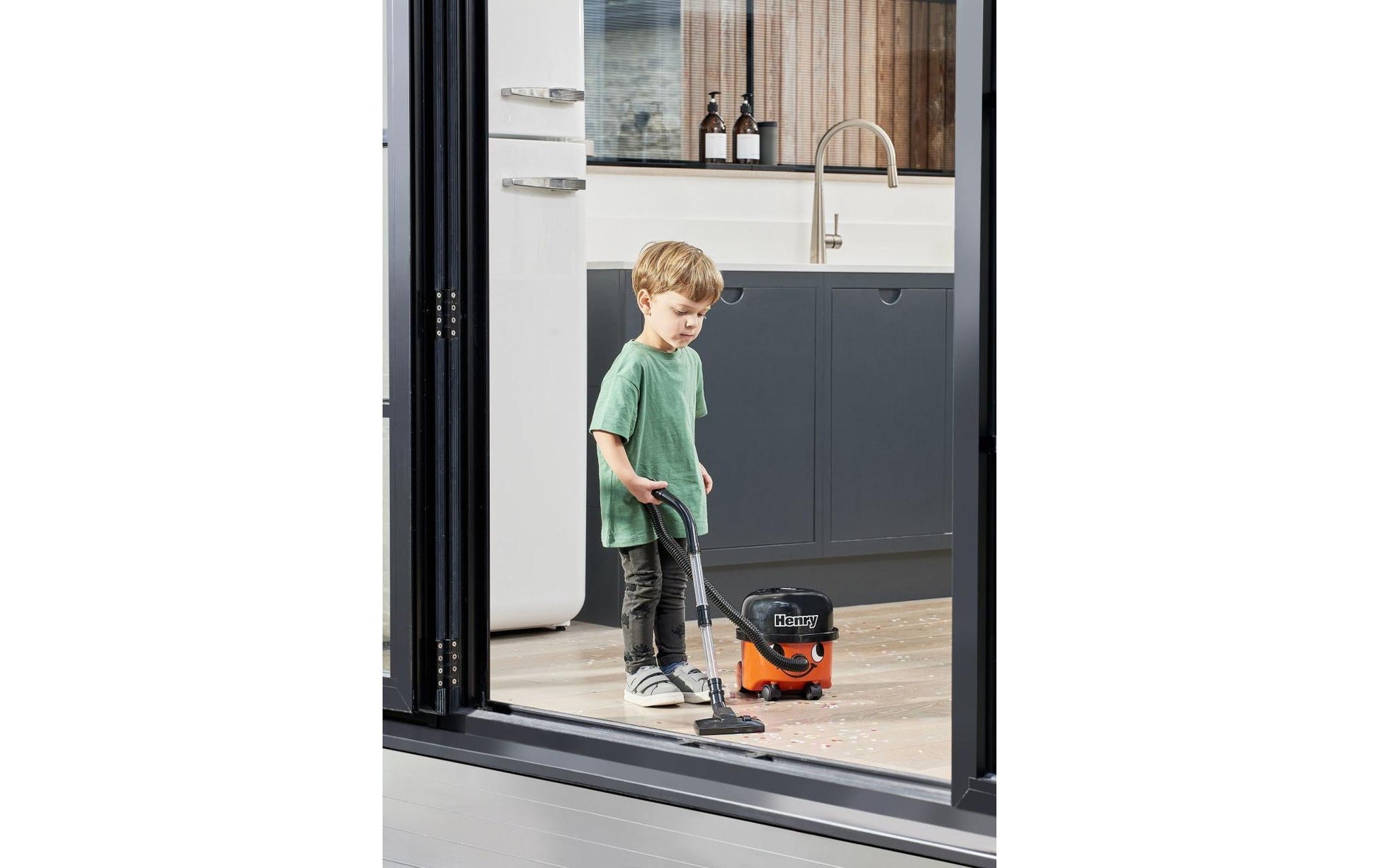 Casdon Henry Spielzeug-Staubsauger – Batteriebetrieben, 4× C – 21,3 × 22,0 × 22,5 cm – ab 3 Jahren
