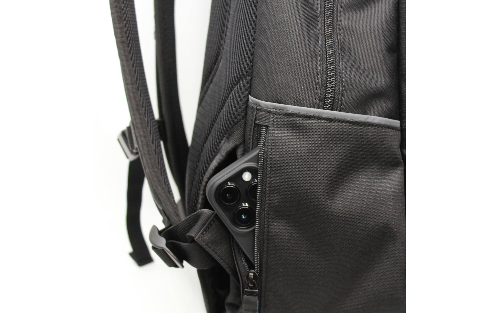 Racoon – Schulrucksack – Schwarz mit grünen Details – Recyceltes PET – 33×48×20 cm, 30 l