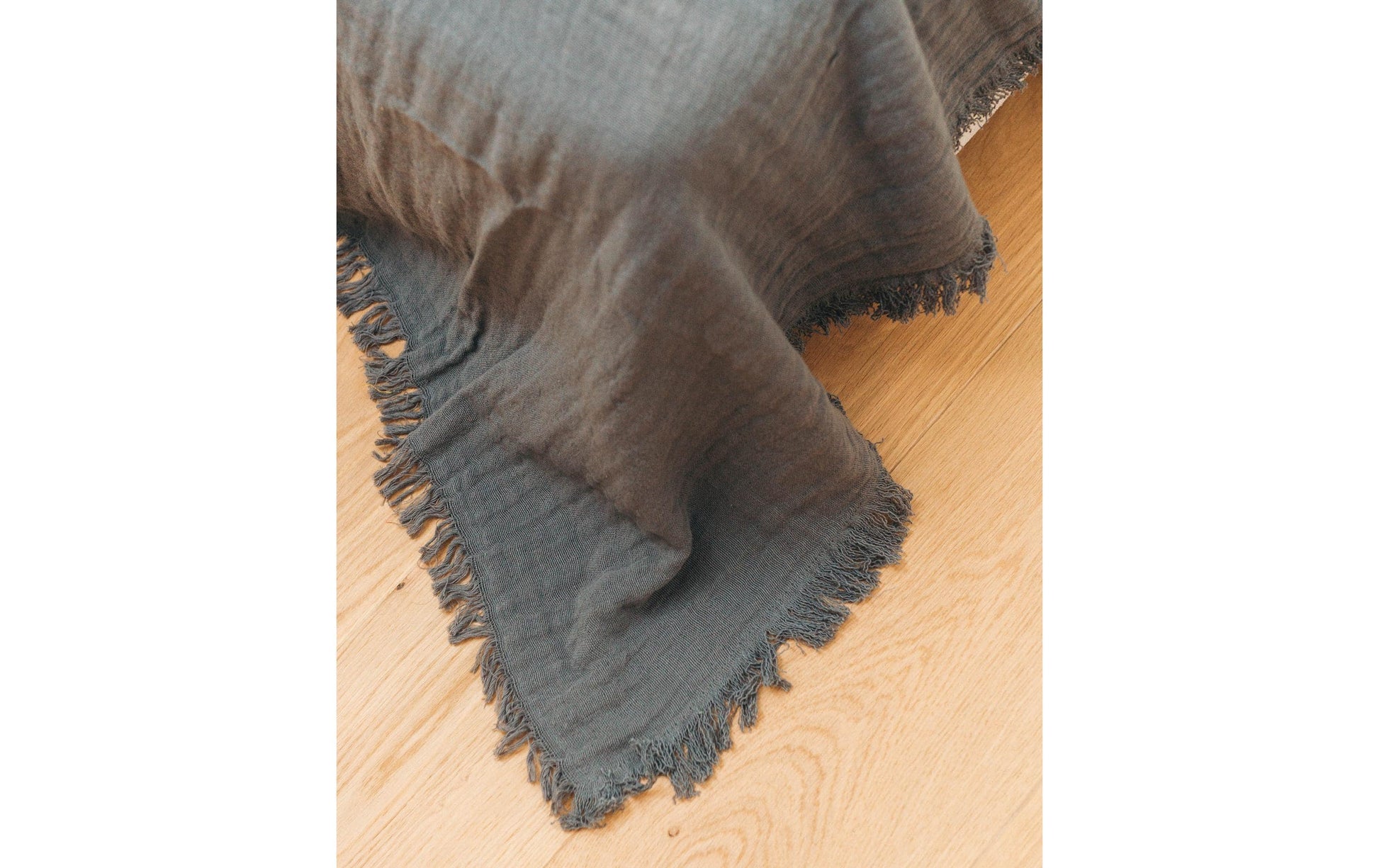 Esmée Musselin Tagesdecke – 220 × 240 cm, Dunkelgrau