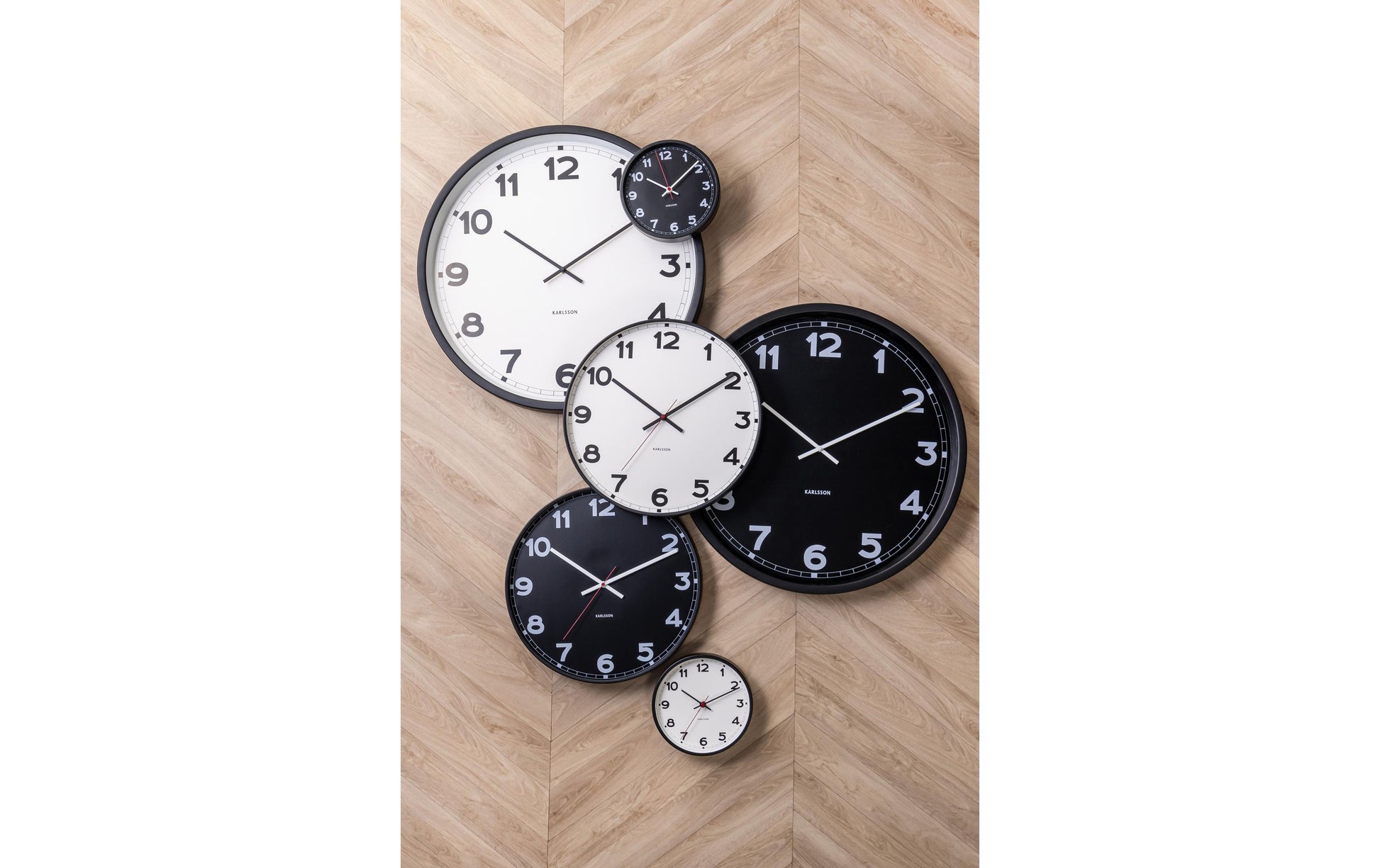Karlsson Wanduhr New Classic Small – Ø 20 cm, schwarz, Metall, lautlos