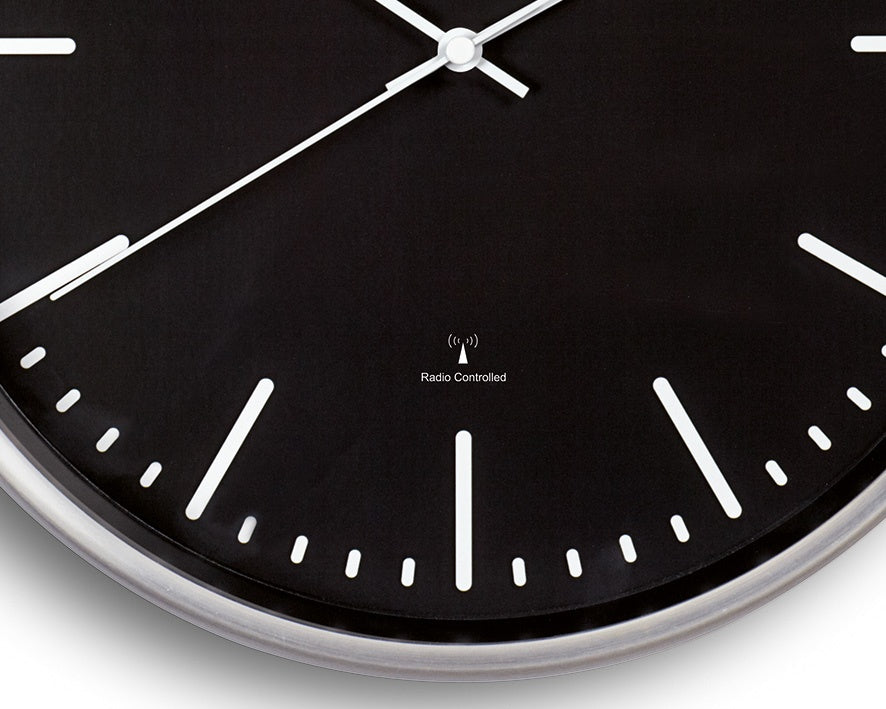 MAUL Wanduhr fly – Funk – Ø 30,5 cm, schwarz, Aluminium