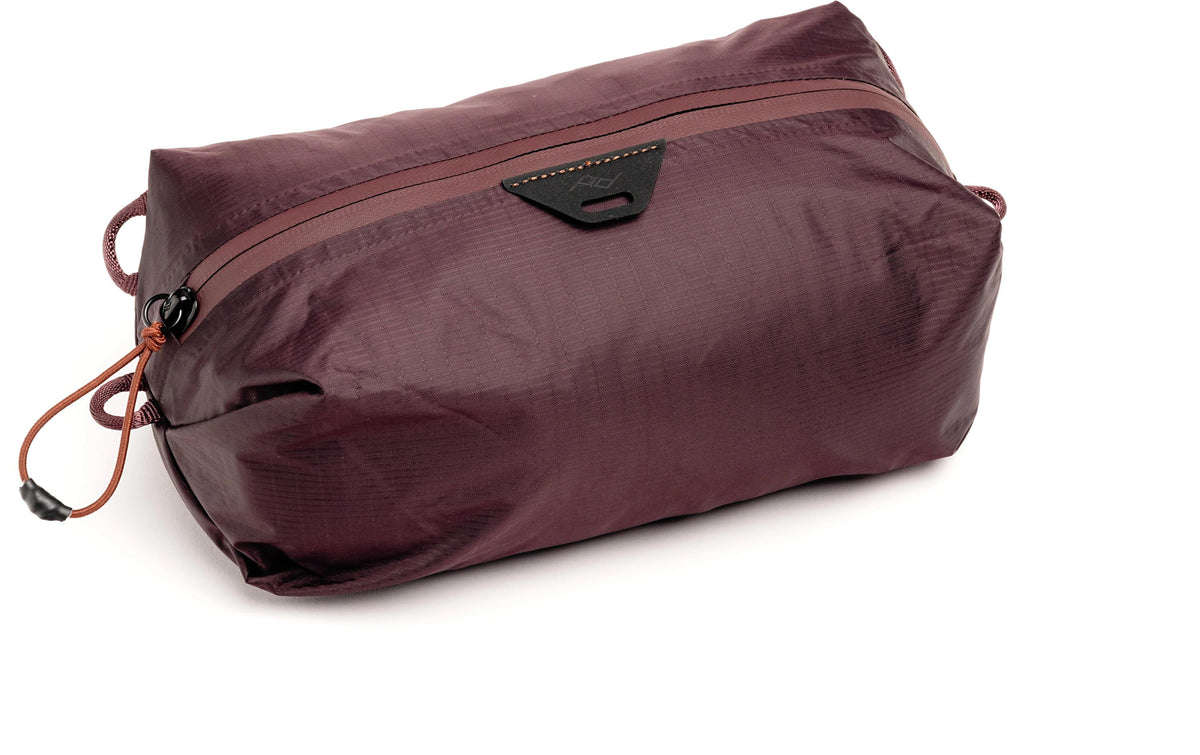 Peak Design Ultraleichter Packwürfel – mit Reissverschluss – 2,5 l, 230×90×110 mm – burgund – Nylon – 1 Stk.