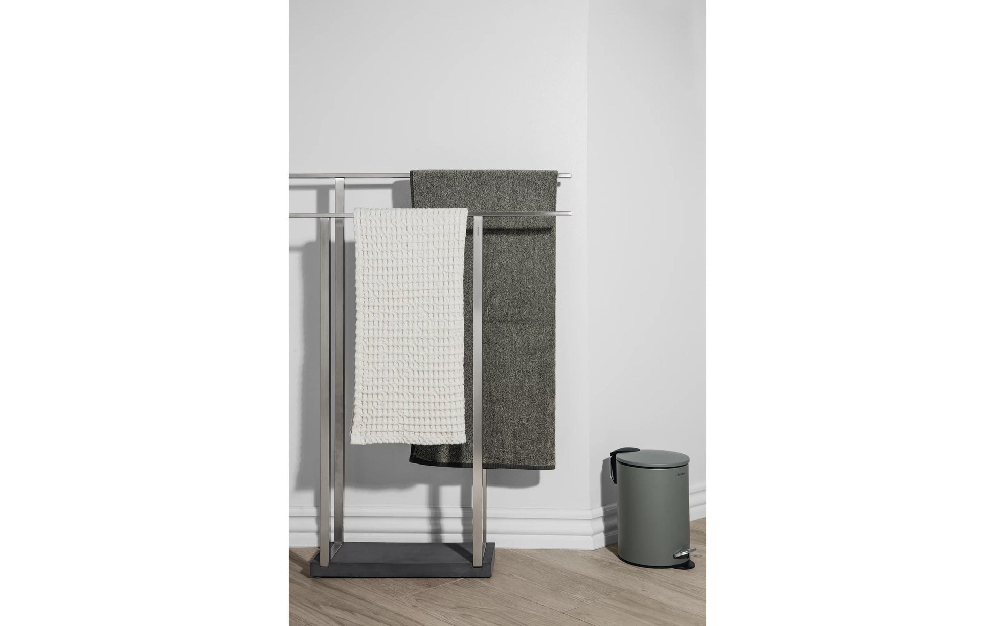 Blomus Treteimer TUBO – 3 l – Stahl, rund – Anthrazit – Soft-Close, mit Innenkübel