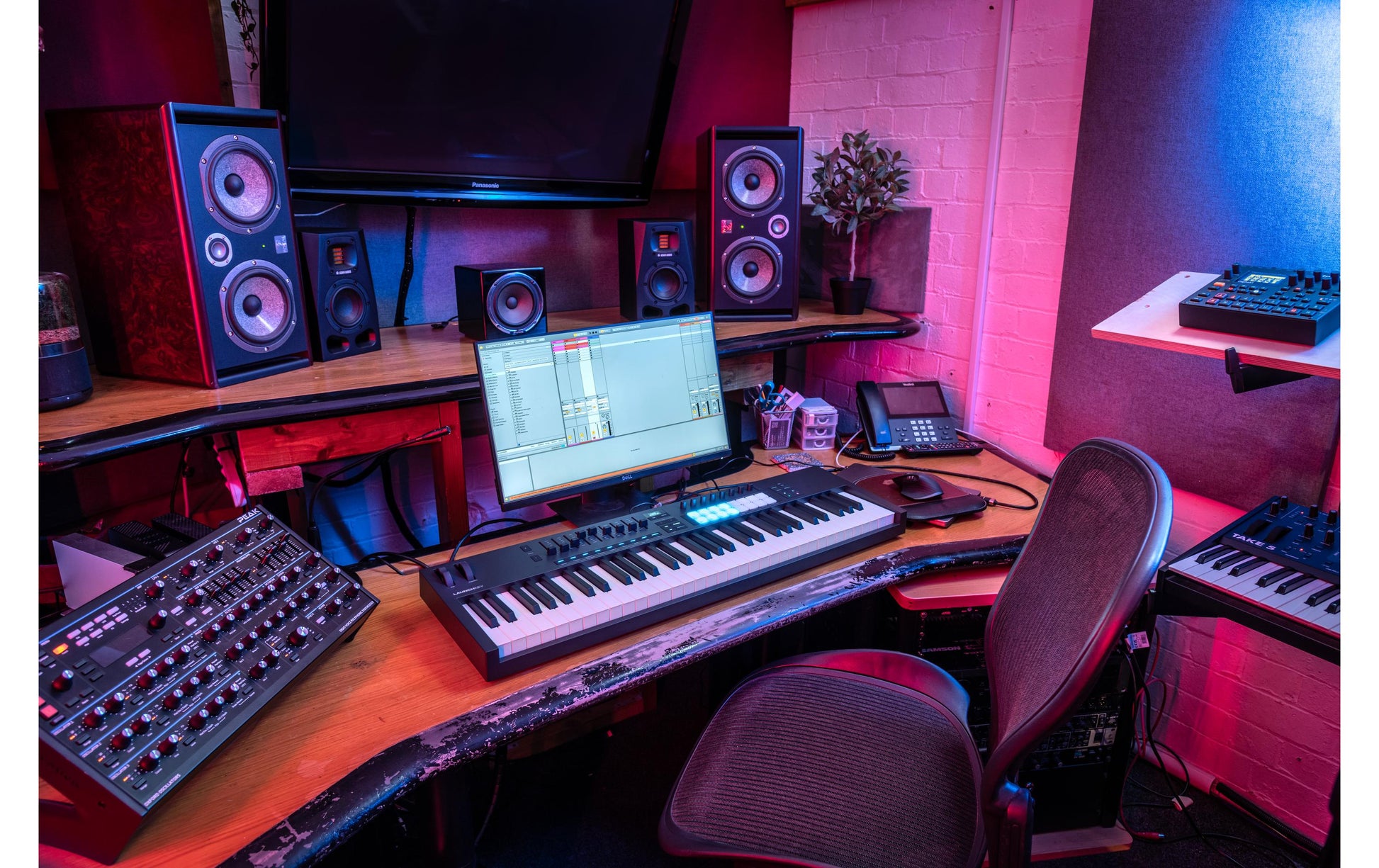 Novation Launchkey 61 Mk4 – 61-Tasten MIDI-Controller, halbgewichtete Tasten, USB, Schwarz