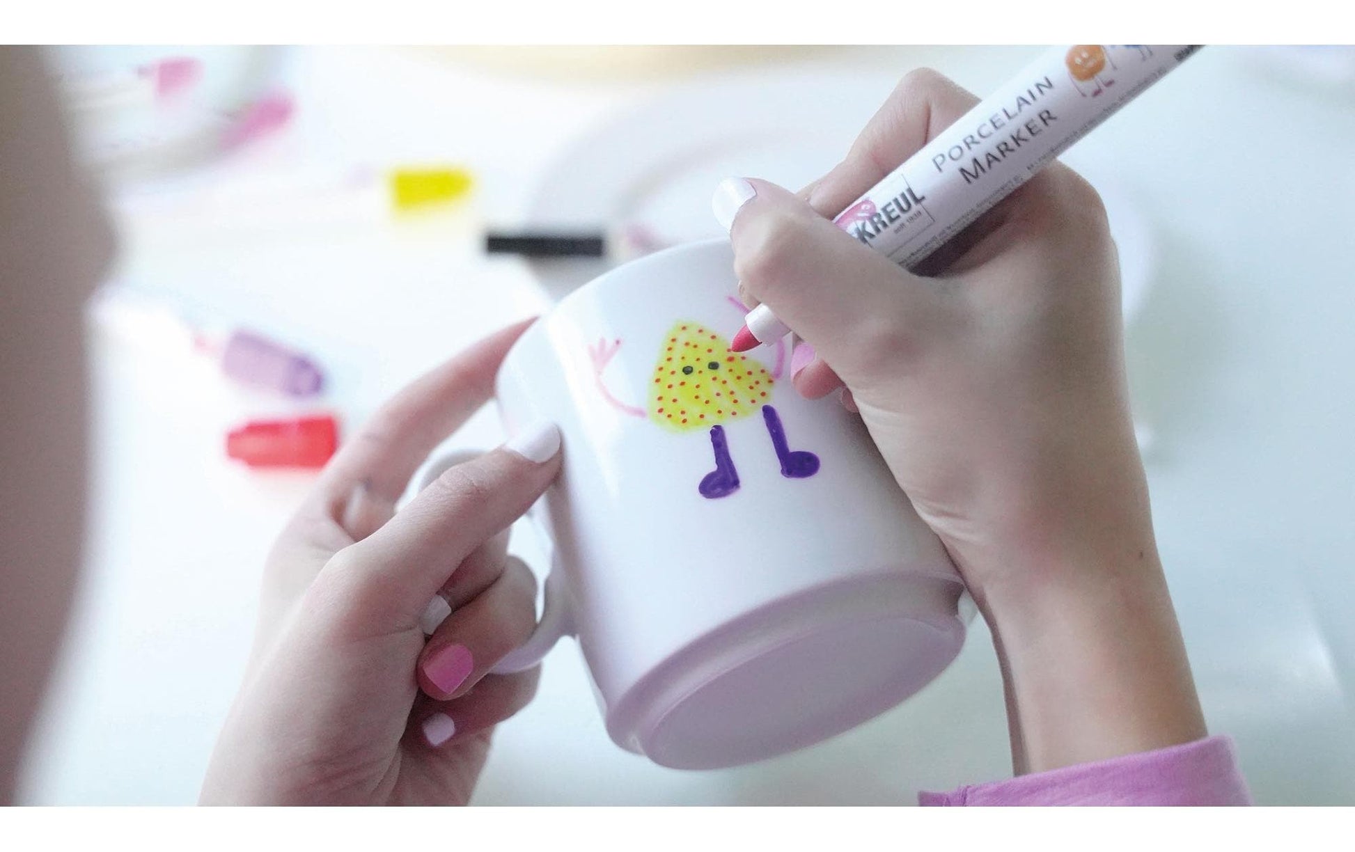 KREUL Color your cup – Porzellan-Marker-Set – 4 Marker, 1 Porzellantasse – Pinselspitze 1–3 mm