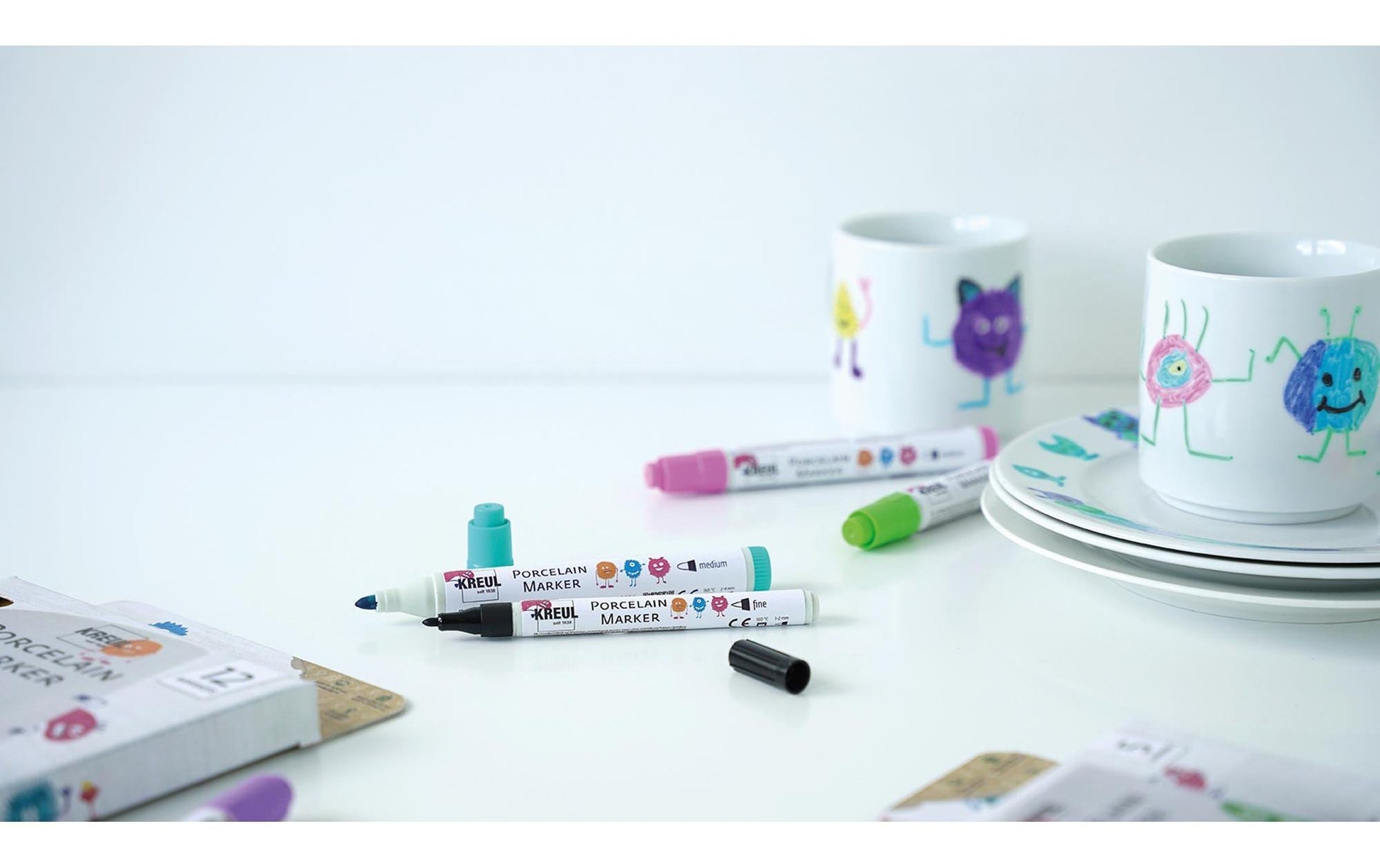 KREUL Color your cup – Porzellan-Marker-Set – 4 Marker, 1 Porzellantasse – Pinselspitze 1–3 mm