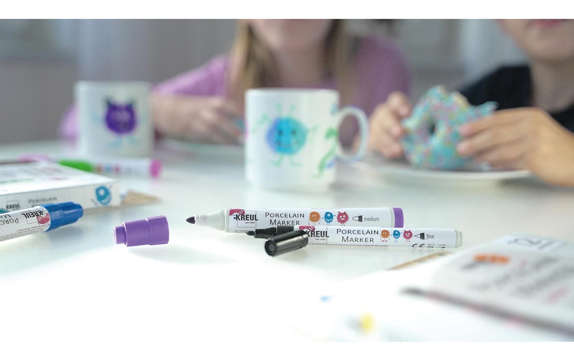 KREUL Color your cup – Porzellan-Marker-Set – 4 Marker, 1 Porzellantasse – Pinselspitze 1–3 mm