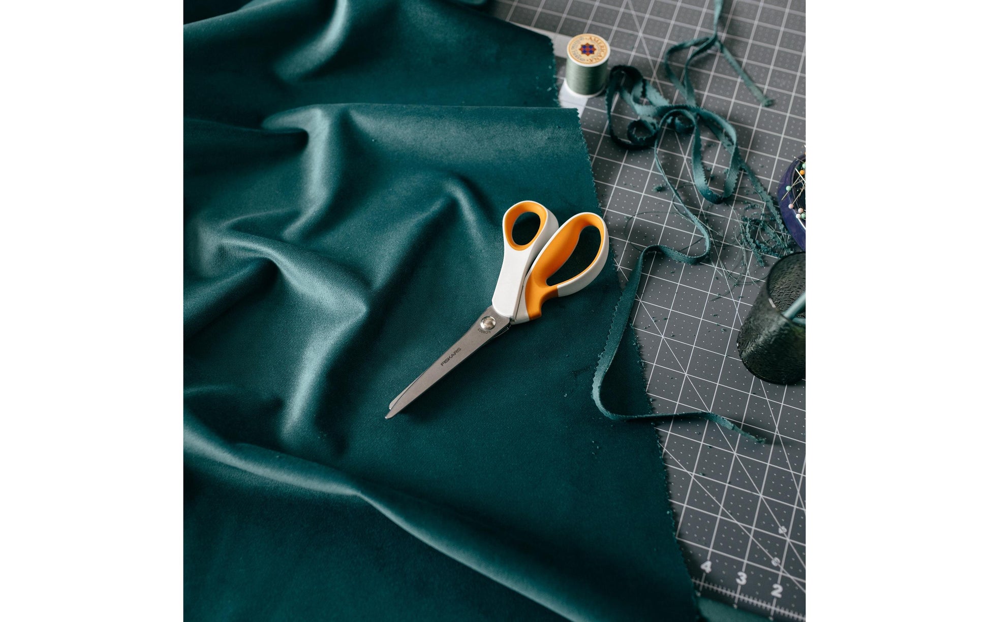 Fiskars Konturenschere 24,2 cm, für Rechtshänder – Edelstahl, Softgrip, Zickzack, Orange/Weiss