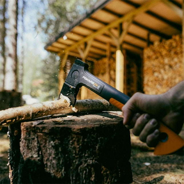Fiskars X14 Axt – 355 mm, Klingenlänge 130 mm, 0,75 kg, Gummierter Griff, inkl. Tragetasche