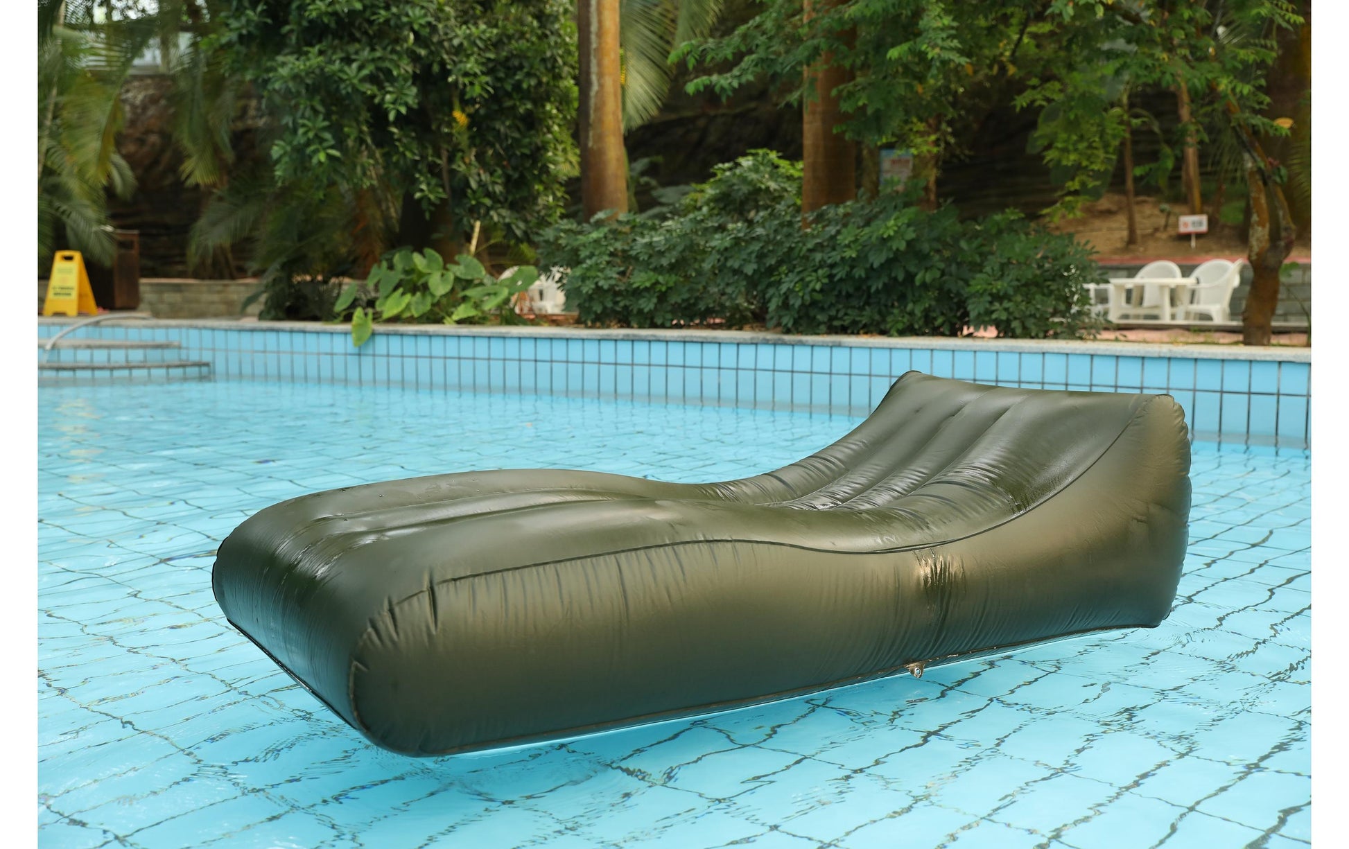 Aerogogo GIGA Lounger – B 80 × T 185 × H 50 cm – ABS, PVC, Dunkelgrün