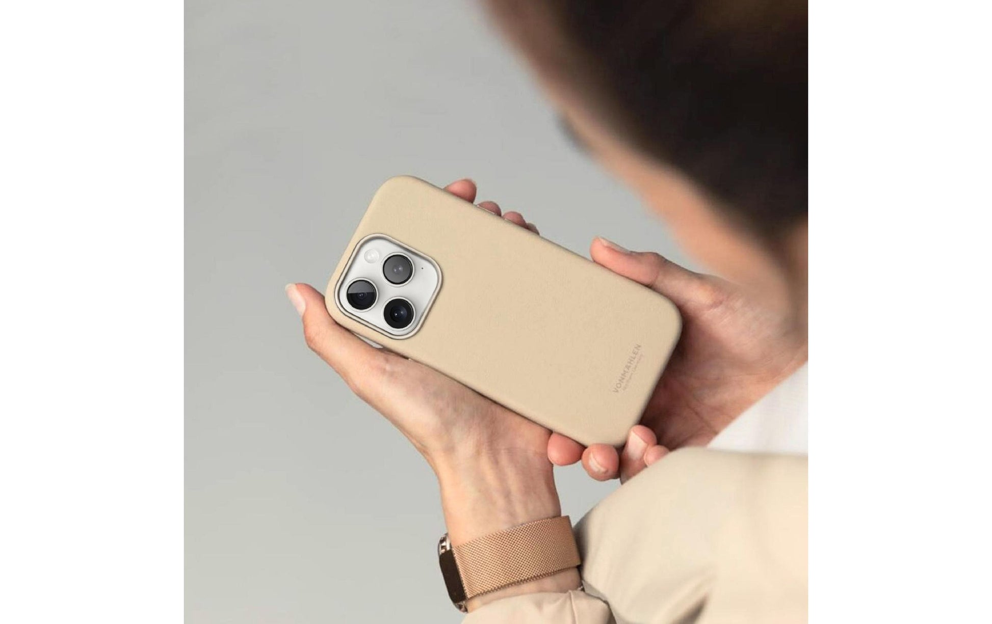 Vonmählen Backcover – für Apple iPhone 16 Pro Max – beige – Kunstleder – MagSafe-kompatibel