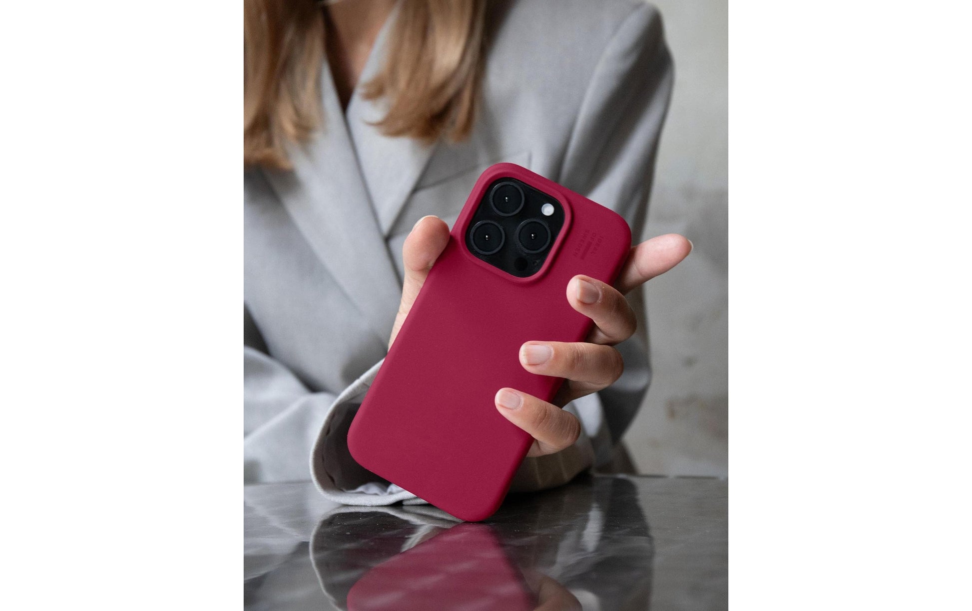 iDeal of Sweden Silikonhülle Rückcover – für Apple iPhone 16 Plus, Cranberry, bis 1,52 m sturzsicher