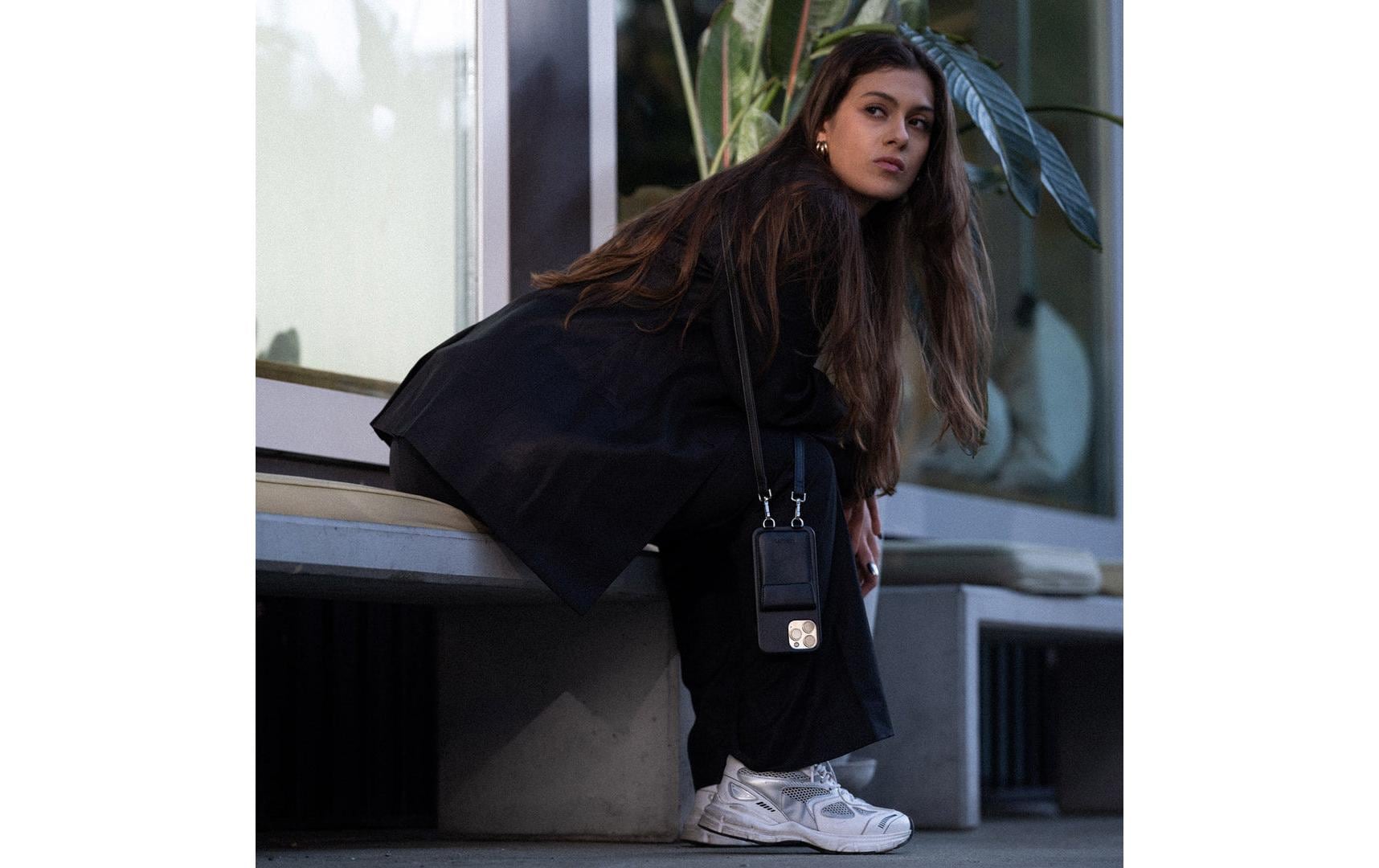 Urbany's Necklace-Hülle Night Owl – für Apple iPhone 16 – schwarz – Kunstleder – mit Kartenfach, mit Kordel
