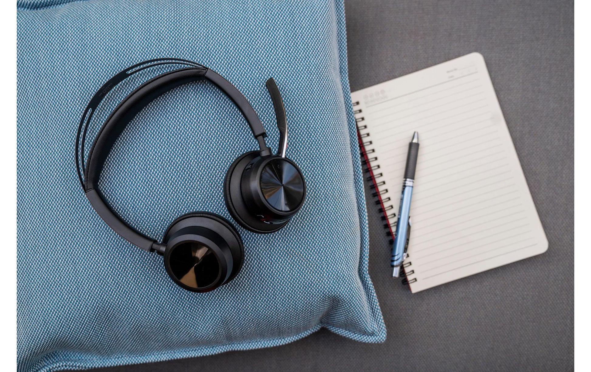 Poly Voyager Focus 2 Office-Headset – On-Ear, Stereo, BT, ANC, mit USB-A-Dongle, mit Ladestation, Schwarz