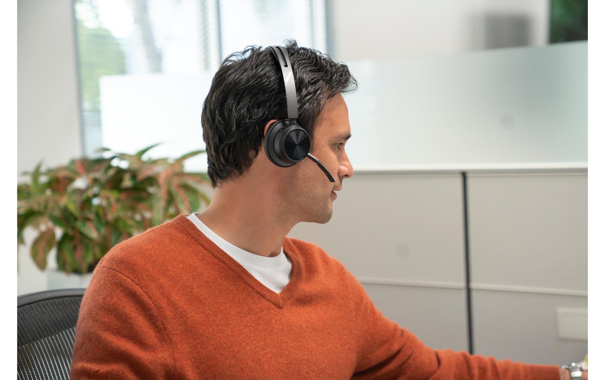 Poly Voyager Focus 2 Office-Headset – On-Ear, Stereo, BT, ANC, mit USB-A-Dongle, mit Ladestation, Schwarz