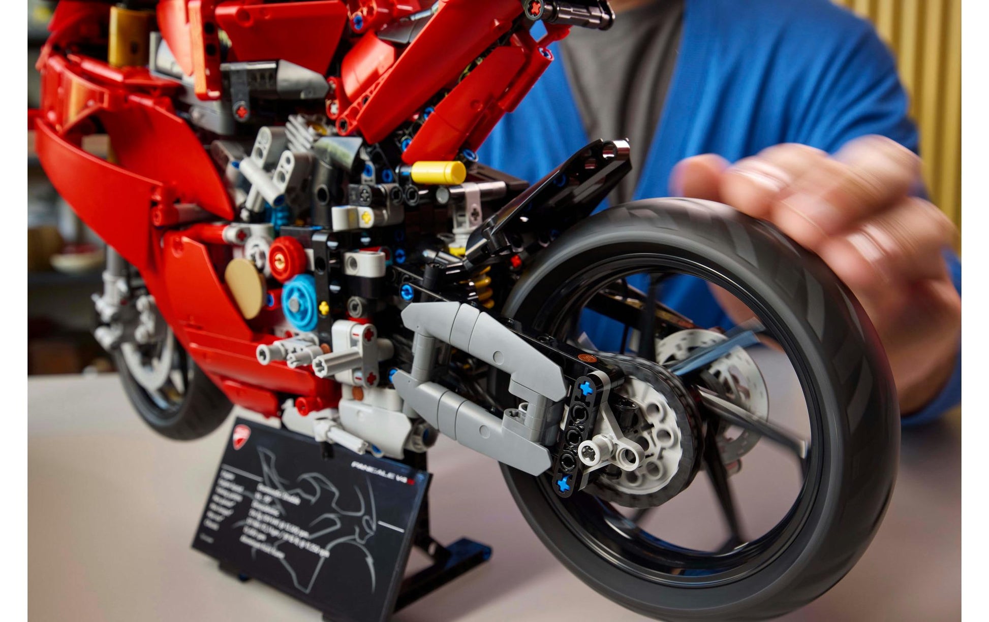 LEGO Technic Ducati Panigale V4 S Motorrad – 1603 Teile – 37,8 × 10,3 × 55,5 cm – ab 18 Jahren