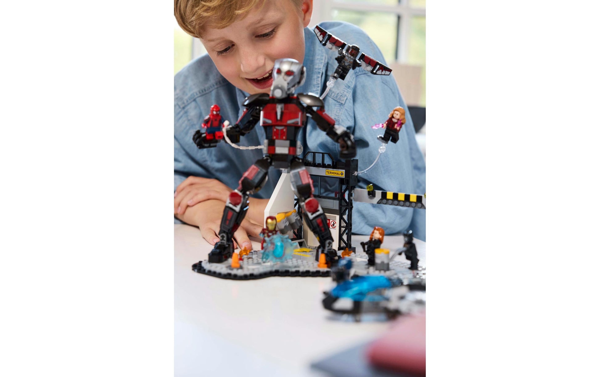 LEGO Marvel Super Heroes Captain America: Civil War Bauset – 736-teilig – 26,2 × 7,1 × 38,2 cm – ab 10 J.