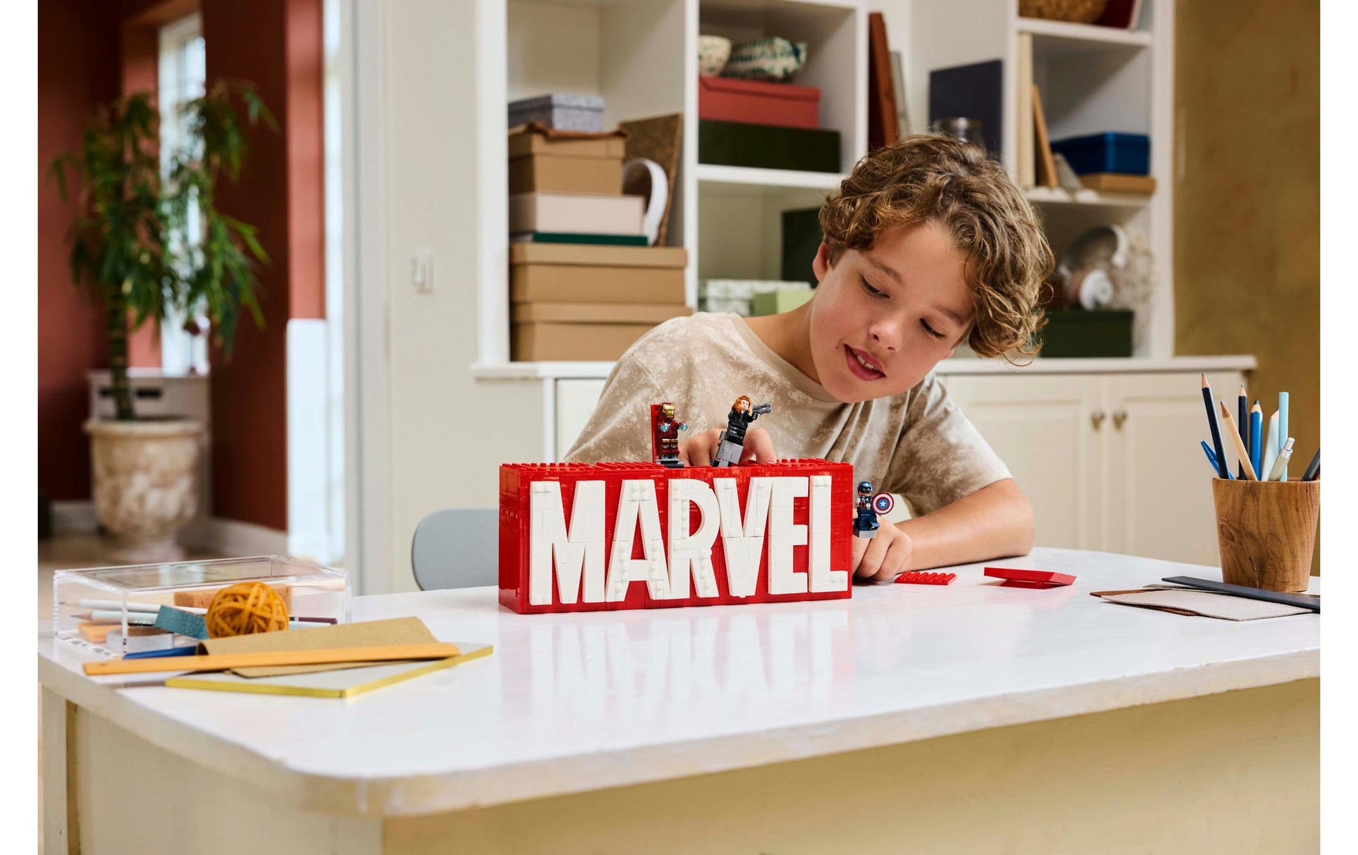 LEGO Set Logo & Minifiguren – Marvel – 931-teilig – 26,2 × 9,4 × 38,2 cm – ab 12 J.