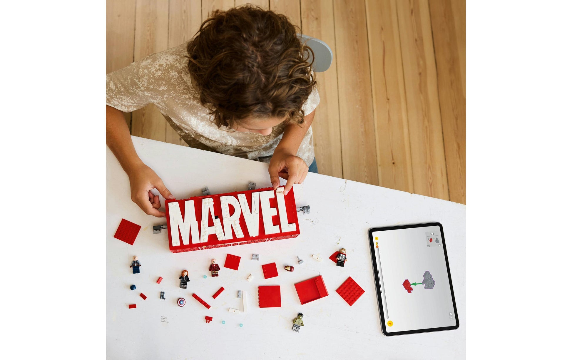 LEGO Set Logo & Minifiguren – Marvel – 931-teilig – 26,2 × 9,4 × 38,2 cm – ab 12 J.