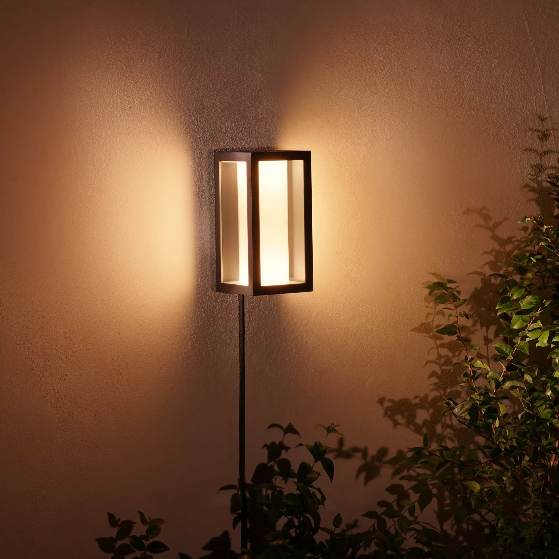 Philips by Signify Philips Hue Aussenwandleuchte – 8 W, RGBW, 2000–6500 K, IP44, Netzbetrieb, ZigBee – dimmbar, Schwarz, Metall