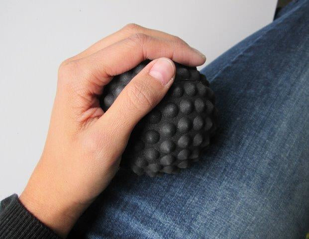 TOGU Massageball – hart – 9 cm – schwarz