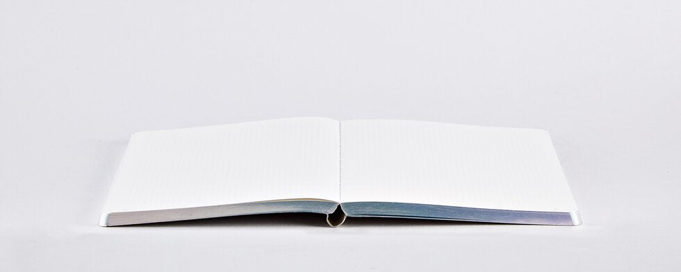 nuuna Notizbuch – 135 × 200 mm – 120 g/m² – Softcover, Fadenheftung, Gummiband, nummerierte Seiten – Grau