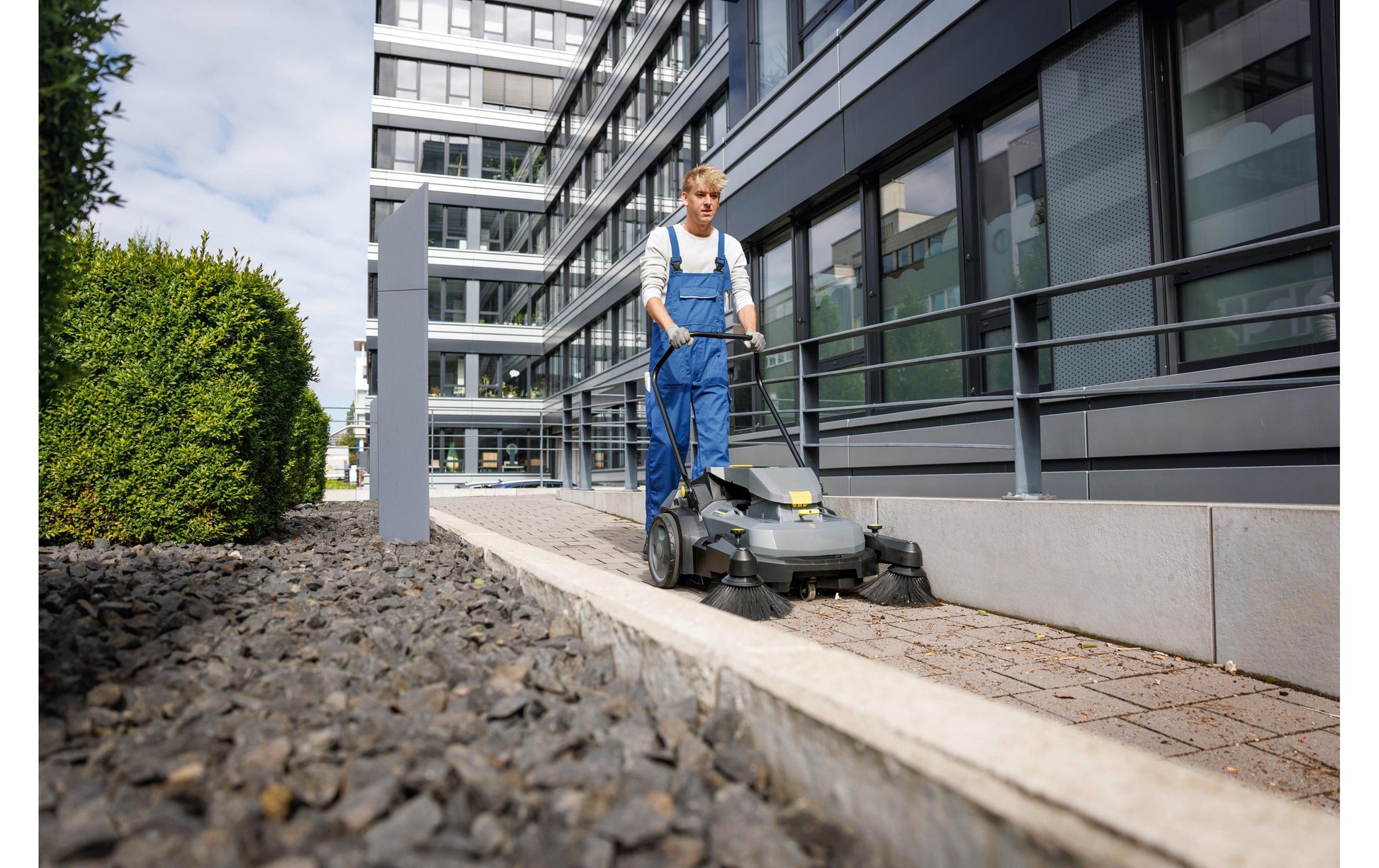 Kärcher Professional Kehrmaschine KM 70/30 C Bp 2SB – Arbeitsbreite 48 cm, 3920 m²/h, 36 V