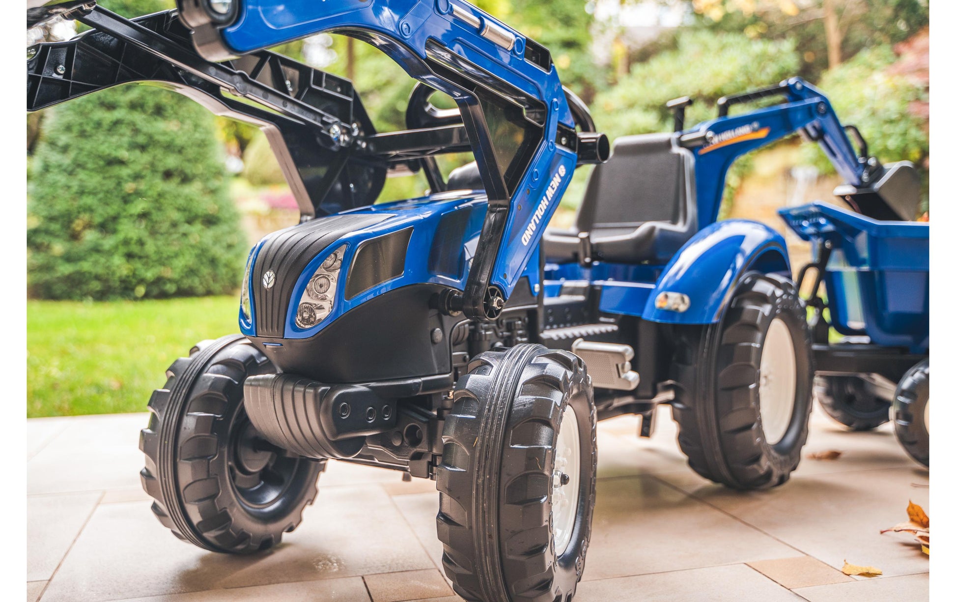 Falk New Holland 3090W Aufsitztraktor – mit Anhänger – 53 × 70 × 58 cm – ab 3 J. – schwarz/blau