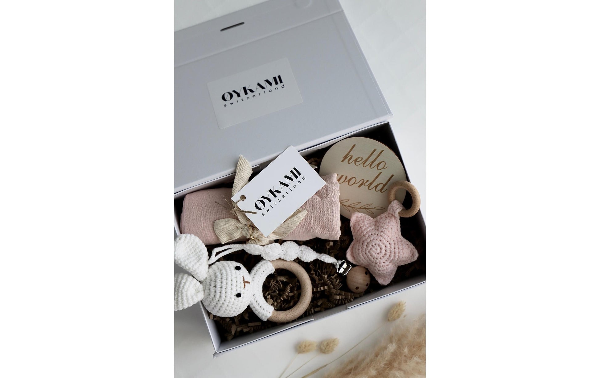 OYKAMI Geschenkbox Baby Estland mit Hase – Rosa/Beige – Baumwolle & Holz – ab 0 M.
