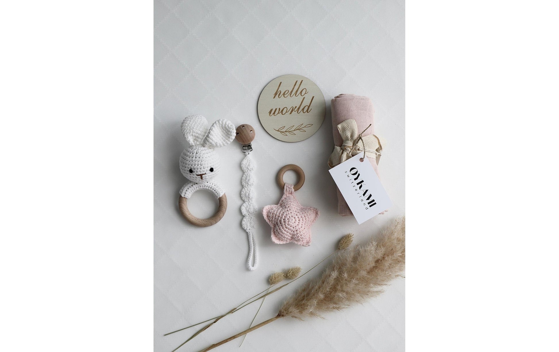 OYKAMI Geschenkbox Baby Estland mit Hase – Rosa/Beige – Baumwolle & Holz – ab 0 M.