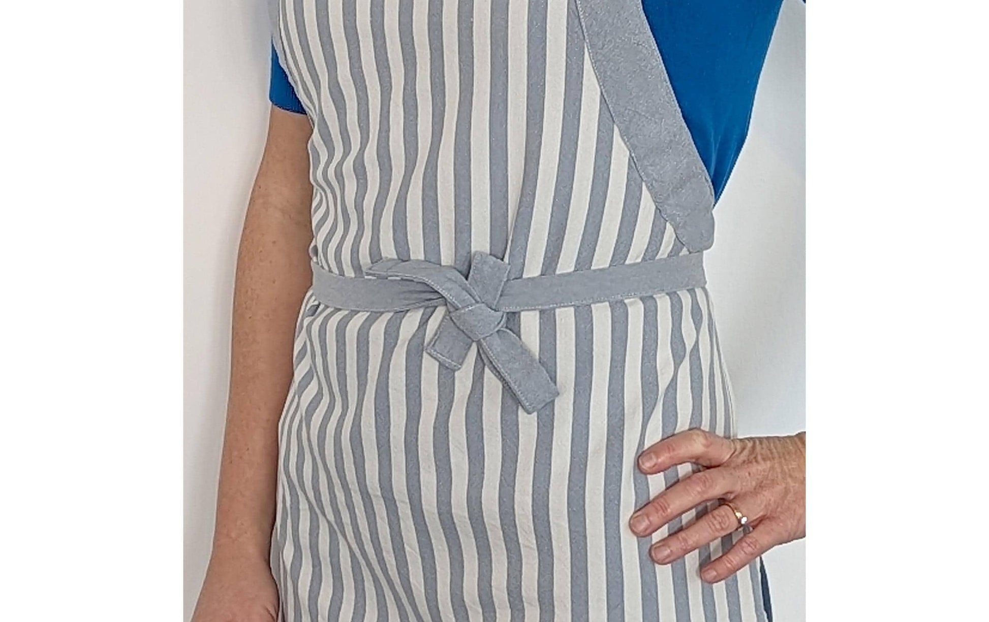Kela Kochschürze CAJA – S/M – Bambus/Baumwolle, 67×80 cm, Hellblau/Weiss, maschinenwaschbar 40 °C