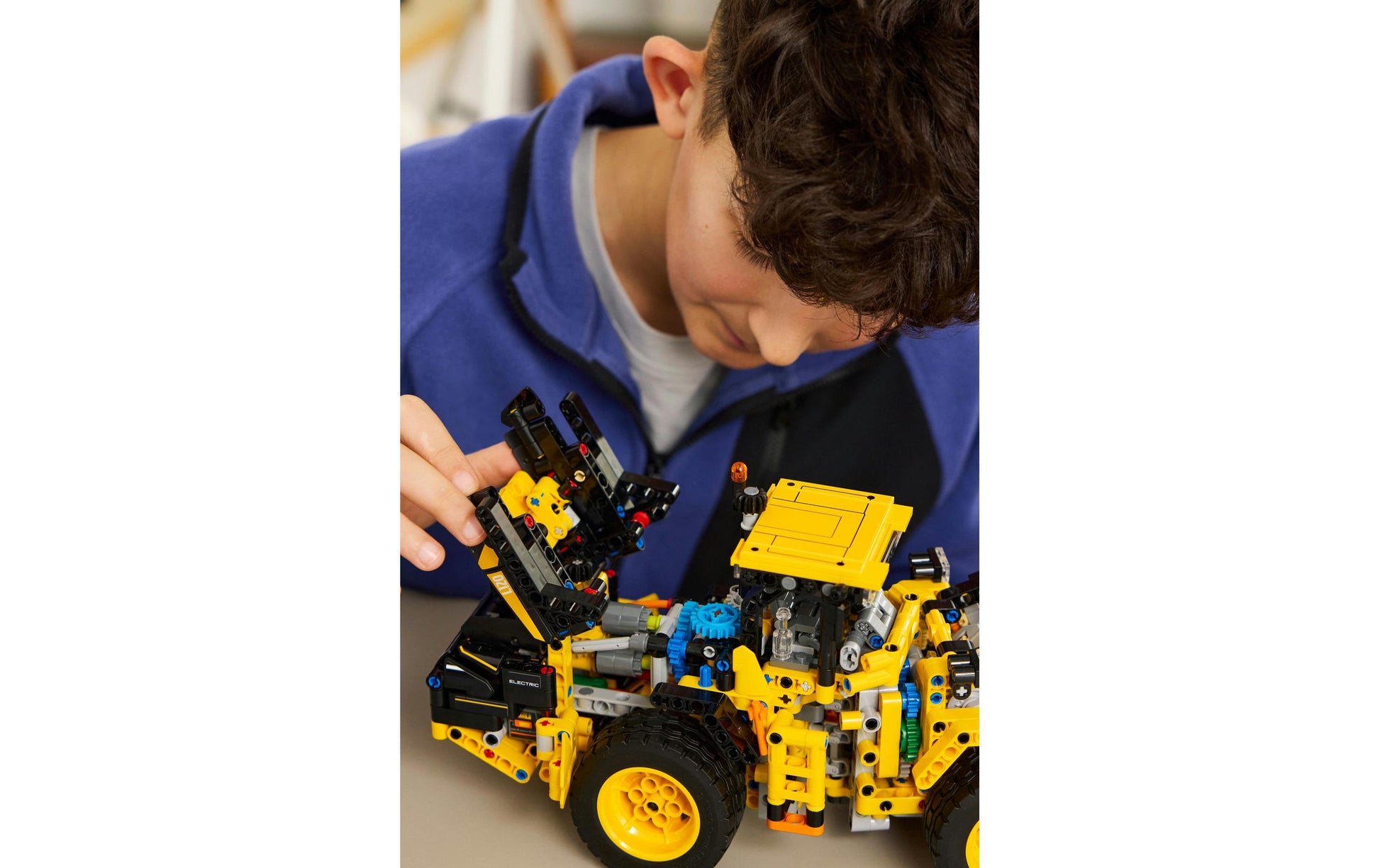 LEGO Technic Volvo L120 Elektrischer Radlader Bausatz – 26,2×9,4×38,2 cm – 973-teilig – ab 9 Jahren
