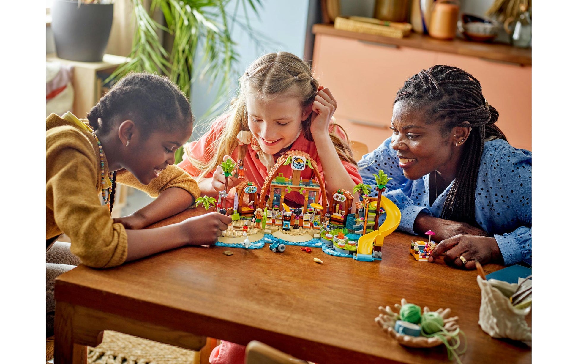LEGO Friends Familienurlaub im Strandresort Bauset – 1'140-teilig – 37,8 × 9,4 × 48 cm – ab 8 J.
