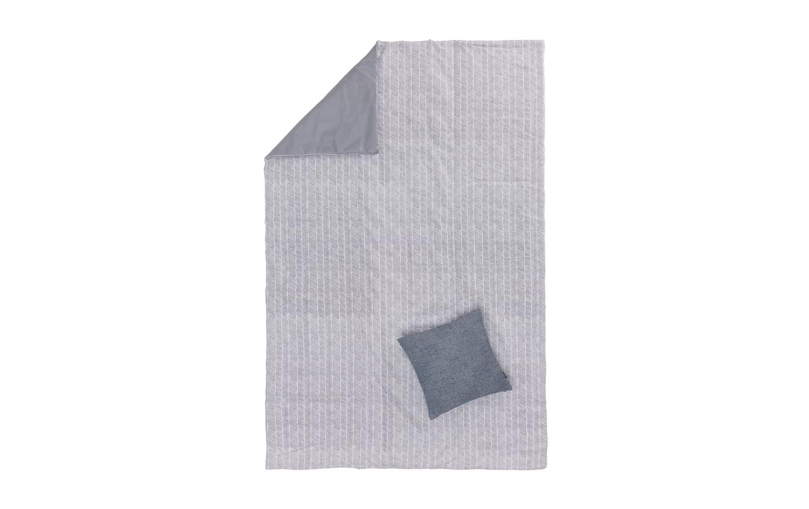URBANARA Mallur Wohndecke – Baumwolle, Polyester, Taubenblau, Naturweiss – 130 × 190 cm
