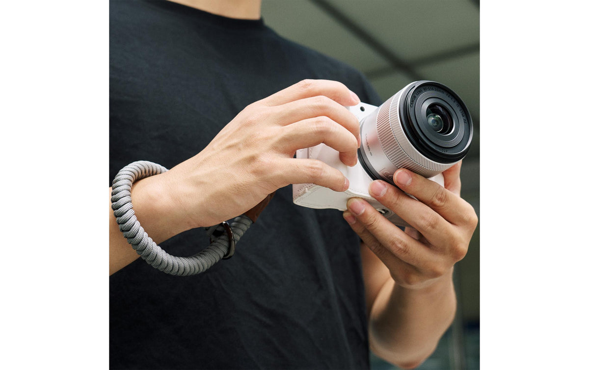 SmallRig 5431 Leder Halbgehäuse Set Kamerahülle – Aluminium/Leder/Nylon – für Canon EOS R50 V – Weiss