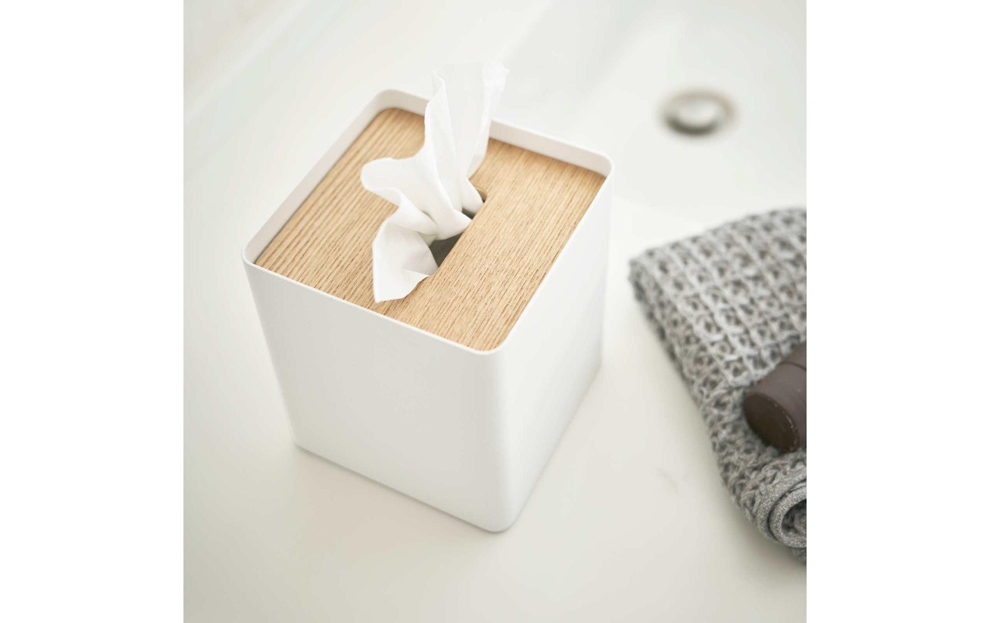 Yamazaki Kosmetiktuchbox – 13×13×15,5 cm, Stahl/Sperrholz, freistehend, Weiss
