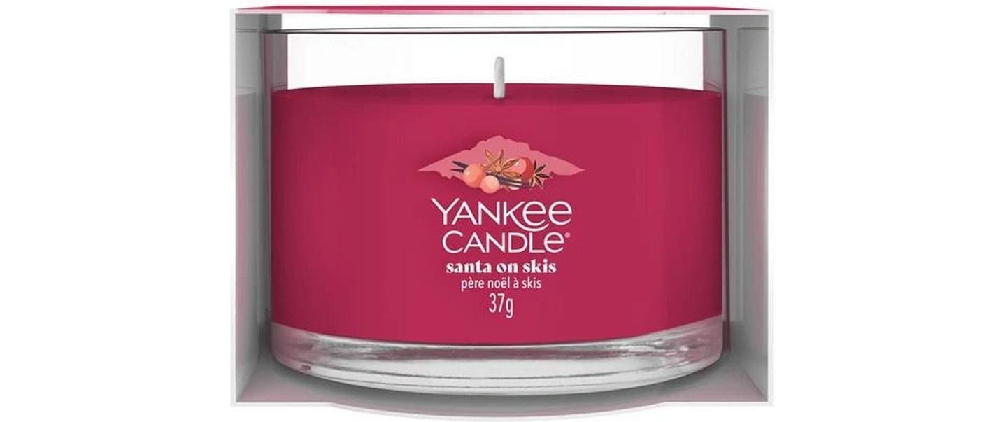 Yankee Candle Santa auf Skiern Blaubeere – Duftkerze, Votivkerze im Glas, 7–10 h