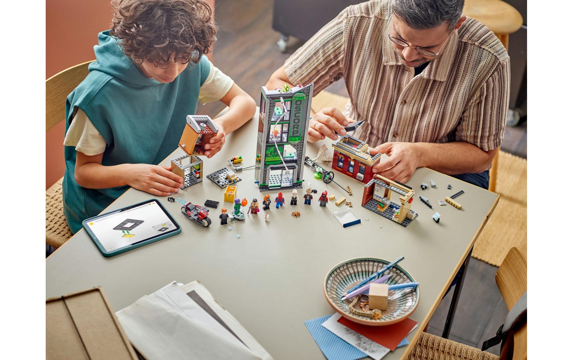 LEGO Marvel Super Heroes 76324 Bauset – Spider-Man vs. Oscorp – 808-teilig – ab 10 J.