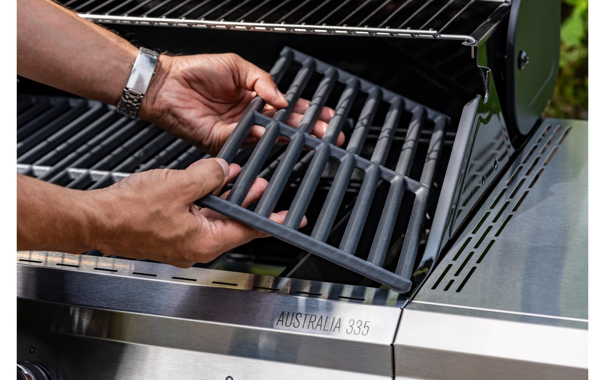 Outdoorchef Gasgrill AUSTRALIA EVO 335 – 3 Brenner, 3500 W, Flüssiggas, Warmhalterost – Schwarz/Silber