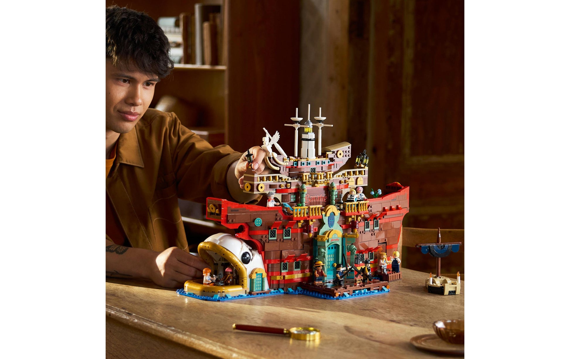 LEGO 75640 Schwimmendes Restaurant Bauset – One Piece – 3402 Teile – 48 × 12,4 × 52,3 cm – ab 18 Jahren