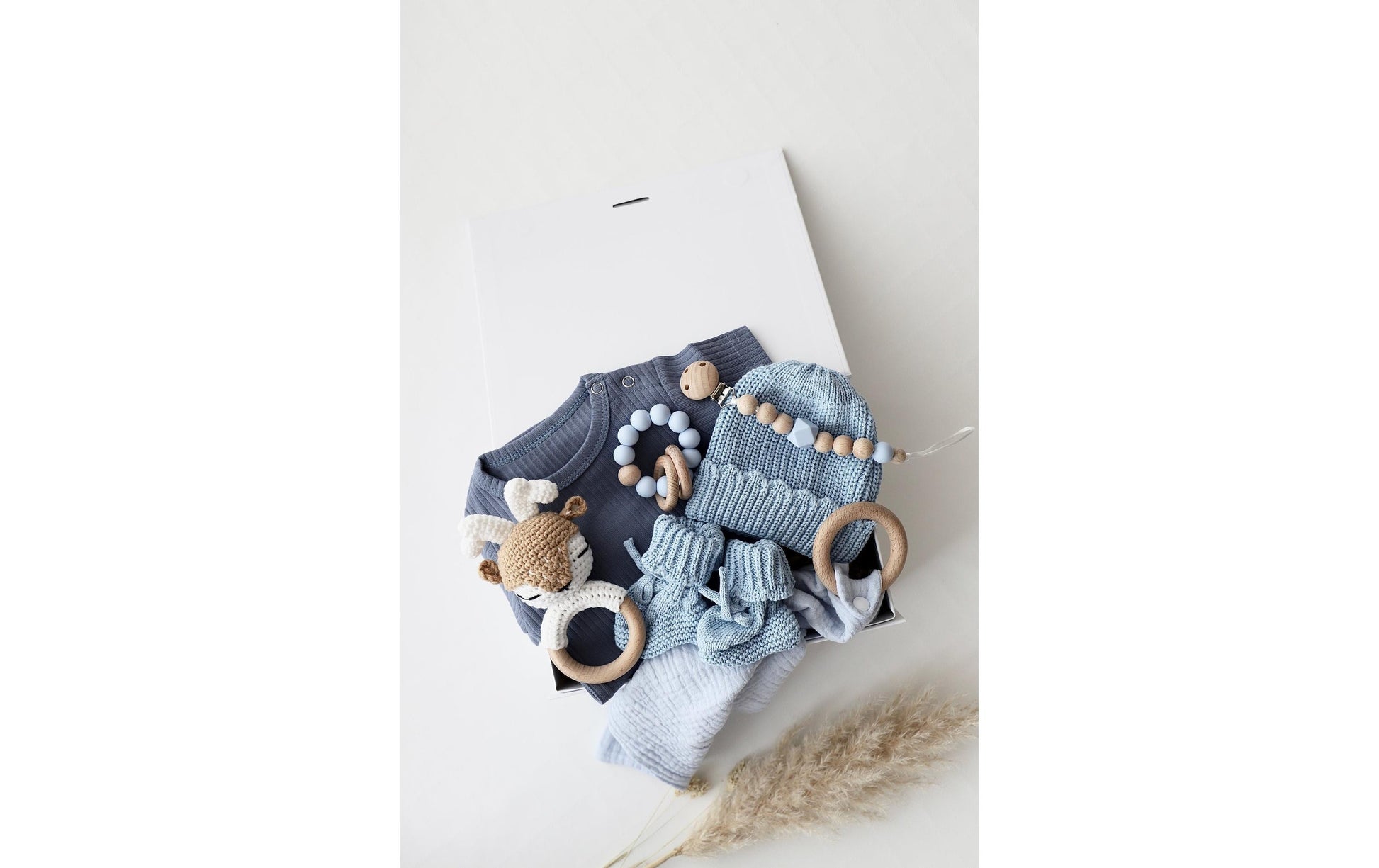 OYKAMI Geschenkbox Palermo – Hirsch – Baby-Geschenkset mit Rassel, Body – ab 0 J. – blau