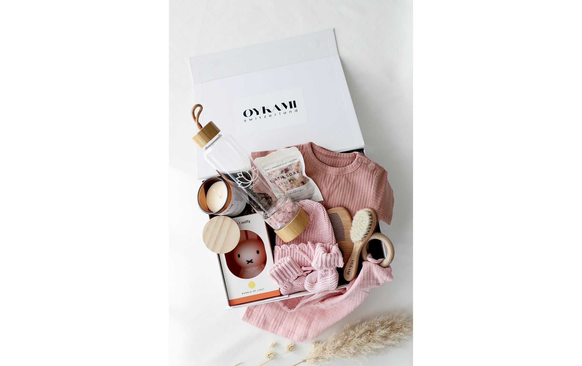 OYKAMI Lugano Geschenkbox – Rosa Babyset mit LED-Nachtlicht, Trinkflasche, Babybody – ab 0 M.