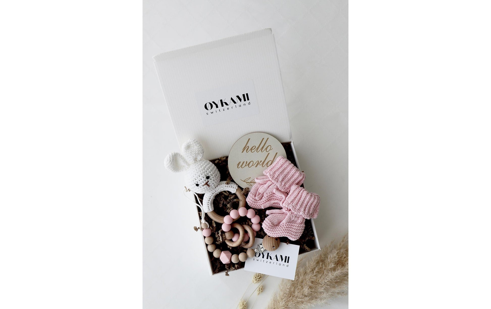 OYKAMI Plüschtier Hase – Geschenkbox mit Beissring, Schnullerkette – Rosa – ab 0 J.