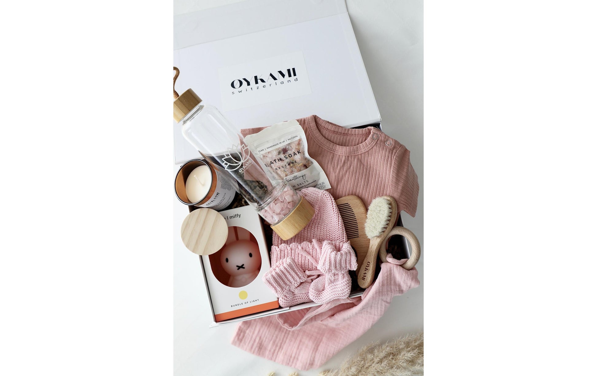 OYKAMI Lugano Geschenkbox – Rosa Babyset mit LED-Nachtlicht, Trinkflasche, Babybody – ab 0 M.