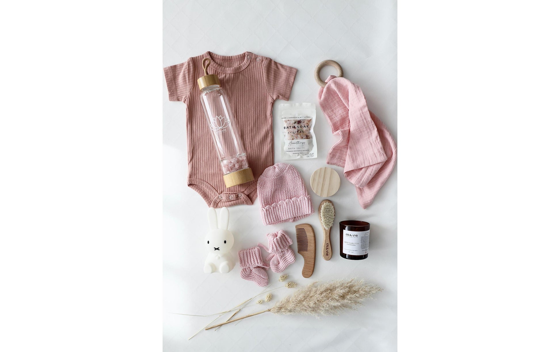 OYKAMI Lugano Geschenkbox – Rosa Babyset mit LED-Nachtlicht, Trinkflasche, Babybody – ab 0 M.