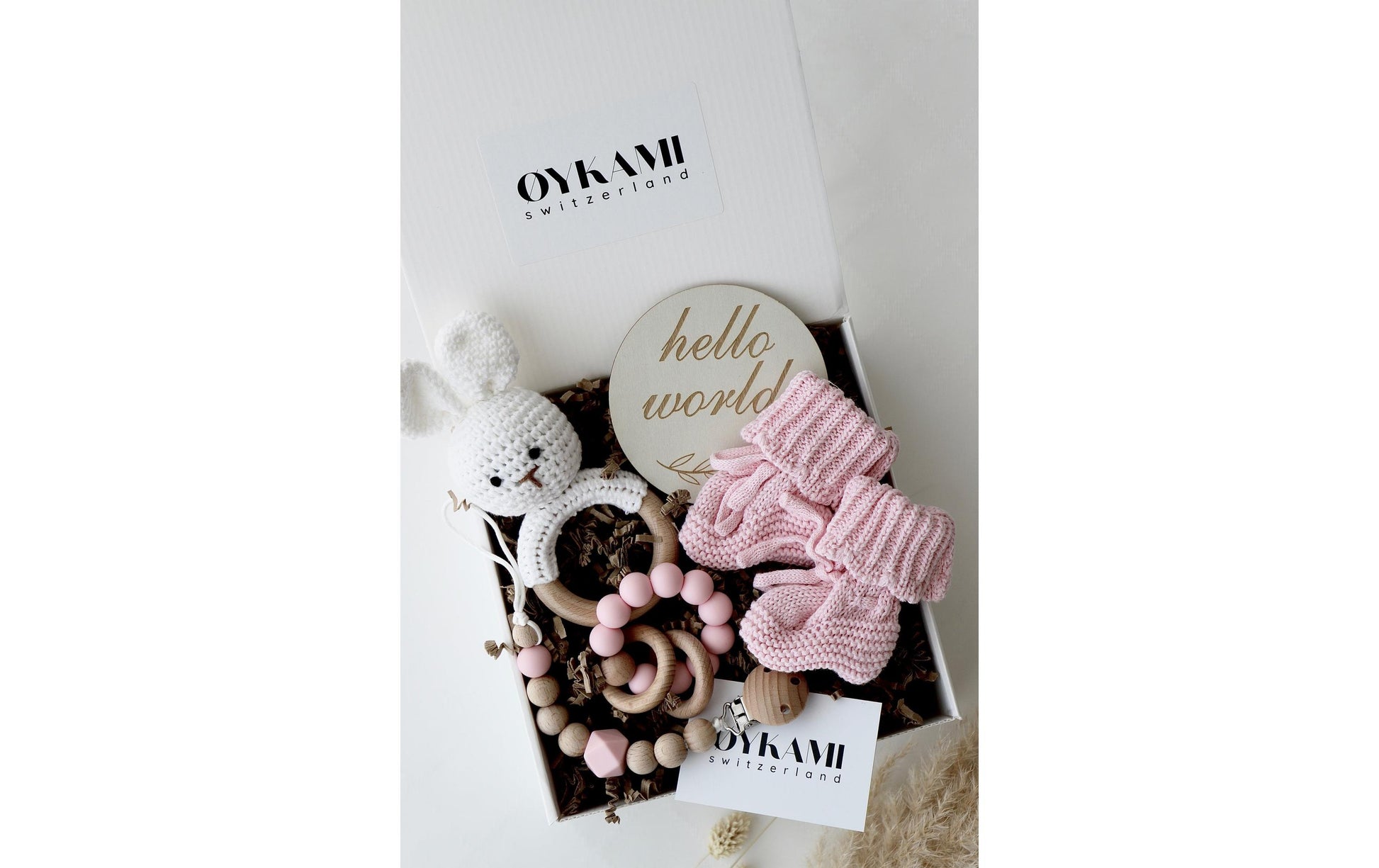 OYKAMI Plüschtier Hase – Geschenkbox mit Beissring, Schnullerkette – Rosa – ab 0 J.